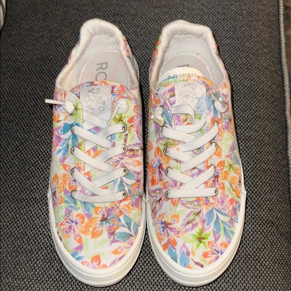 Roxy White Sneakers with Floral Pattern and Classic Design